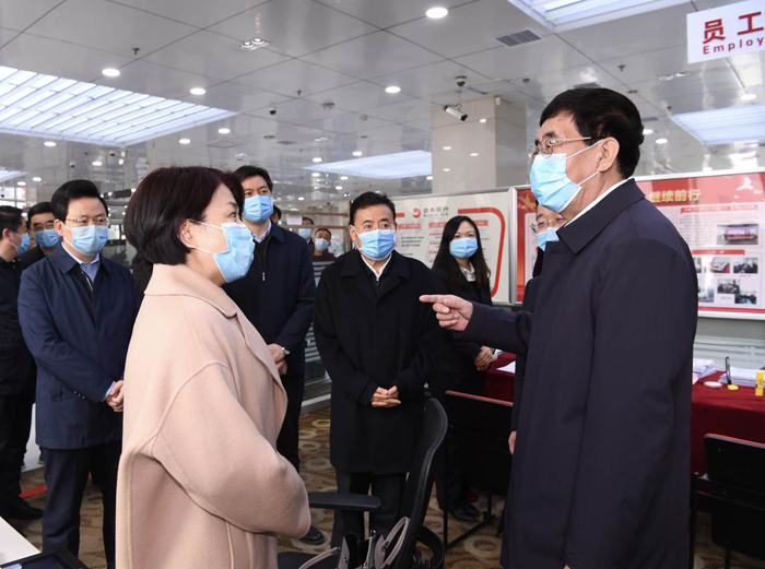 图片 巴音朝鲁:实实在在破解人民群众反映最强烈的融资难就业难问题