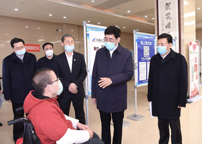 图片 巴音朝鲁:实实在在破解人民群众反映最强烈的融资难就业难问题